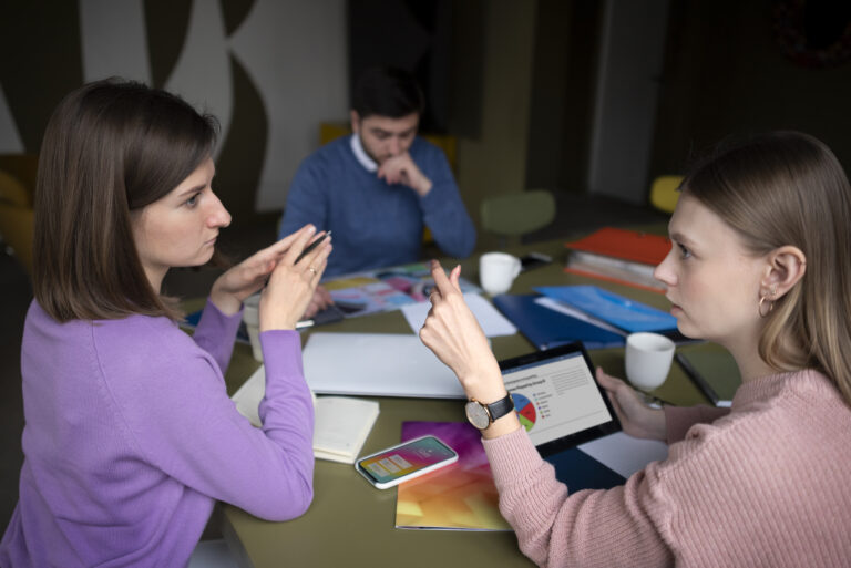 medium-shot-people-debating-office